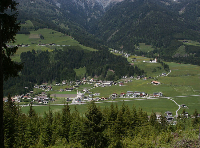 Ortsansicht Srassen Luftaufnahme der Ortschaft Strassen im Sommer mit grünen Feldern und Wäldern.