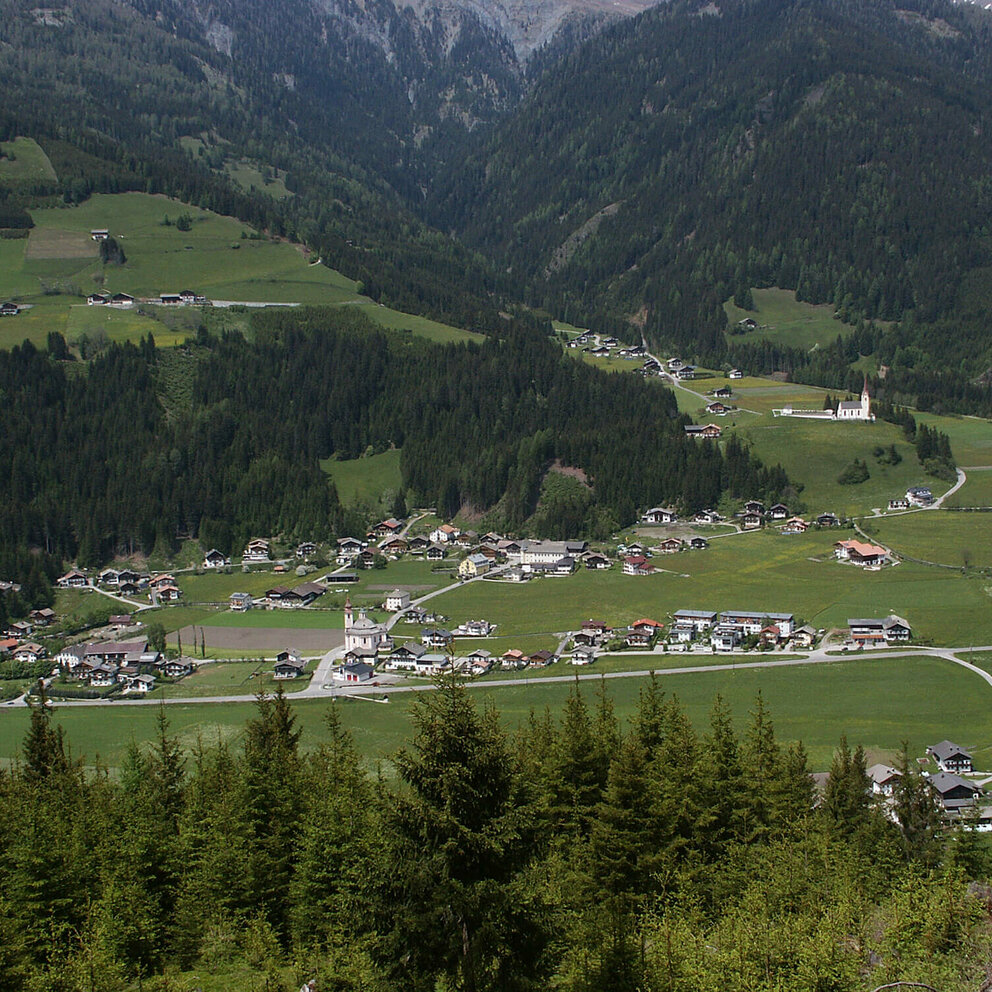 Ortsansicht Srassen Luftaufnahme der Ortschaft Strassen im Sommer mit grünen Feldern und Wäldern.