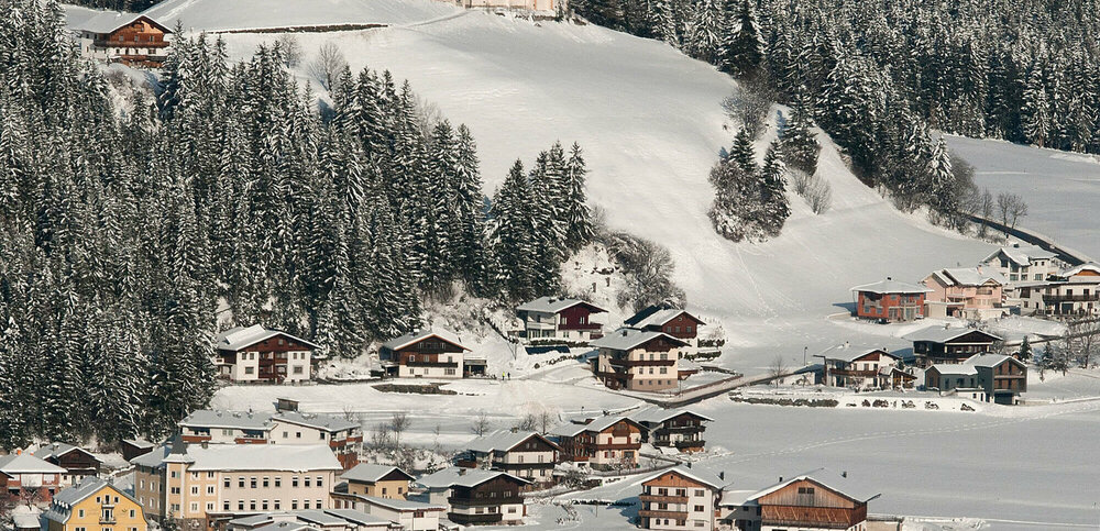 Ortsansicht Strassen Ortsansicht Strassen von oben mit der markanten Pfarrkirche bei tief winterlicher Umgebung.