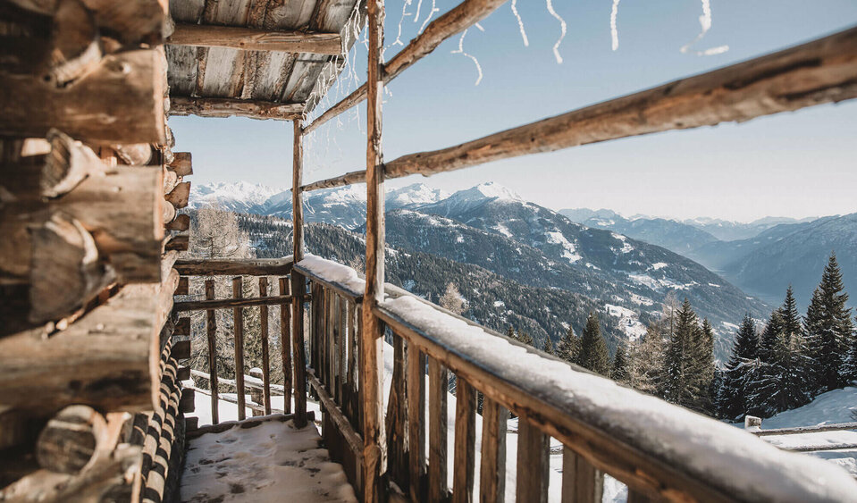Aussicht Naturfreundehütte Zettersfeld Blick vom Balkon einer sonnenverwitterten Holzhütte ins winterliche Tal.
