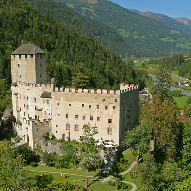 Schloss Bruck Sommerliche Ansicht des Schlosses Bruck mit dem Iselfluss im Hintergrund