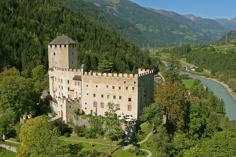 Schloss Bruck Sommerliche Ansicht des Schlosses Bruck mit dem Iselfluss im Hintergrund