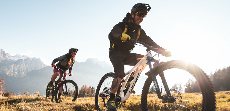 Biker mit Sonne im Hintergrund