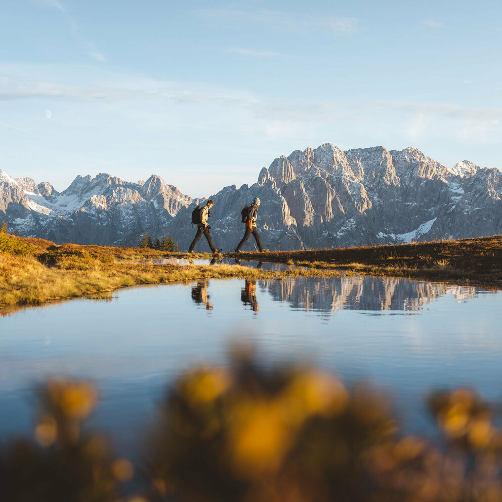 Wandern am See am Hochstein Der See am Hochstein spiegelt zwei vorbei Wandernde und die Bergkulisse in seinem klaren Wasser.