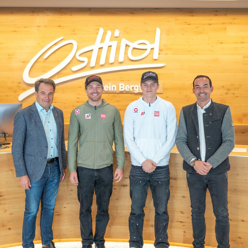Die ÖSV Athleten Kilian Pramstaller und Nicolas Tabernig flankiert von TVB Osttirol Obmann Franz Theurl und Thomas Winkler (TVB Vorstand). Foto: Peter Maier