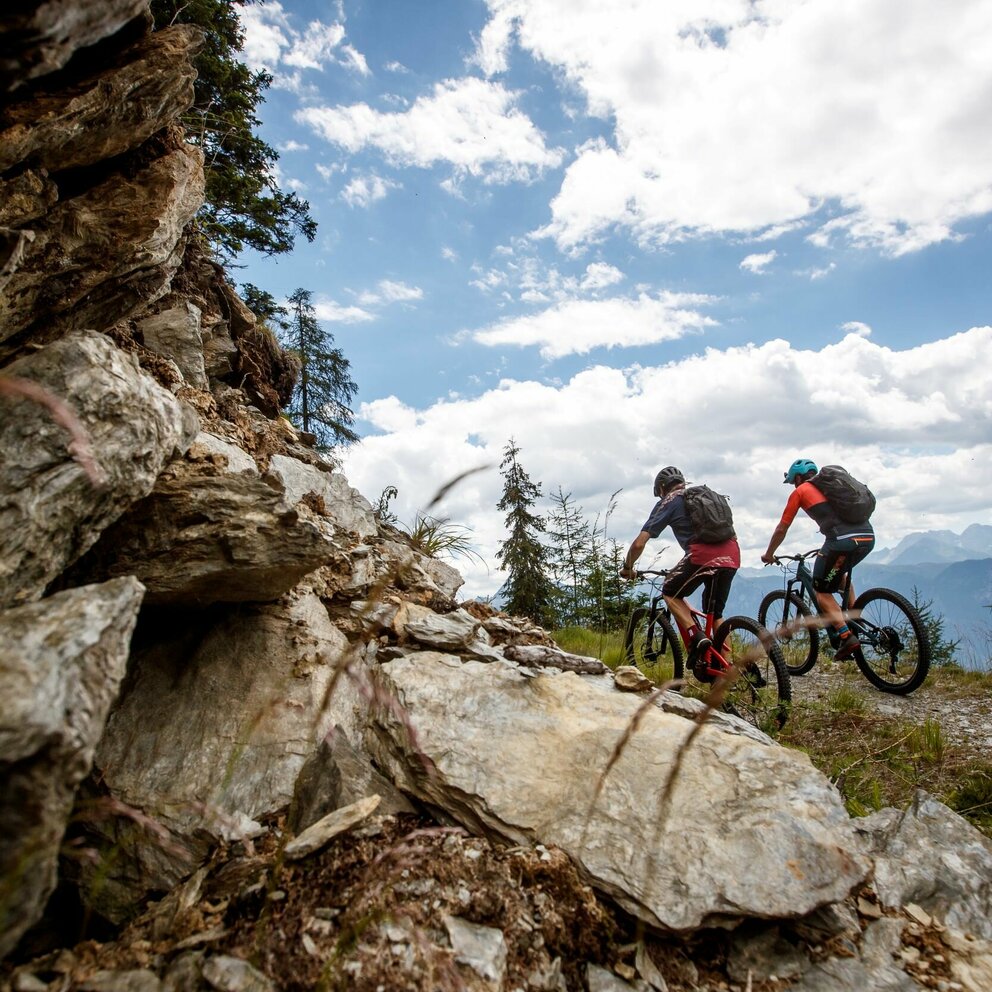 Compedalrunde Kristeinertal Zwei Radfahrer auf einem schmalen Weg auf der Compedalrunde im Kristeinertal. Im Vordergrund eine felsige Wand.