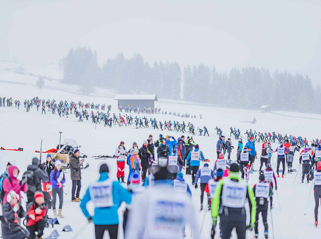Dolomiten Classic Lauf Zahlreiche Teilnehmer auf der Loipe beim Dolomitenlauf Classic Race