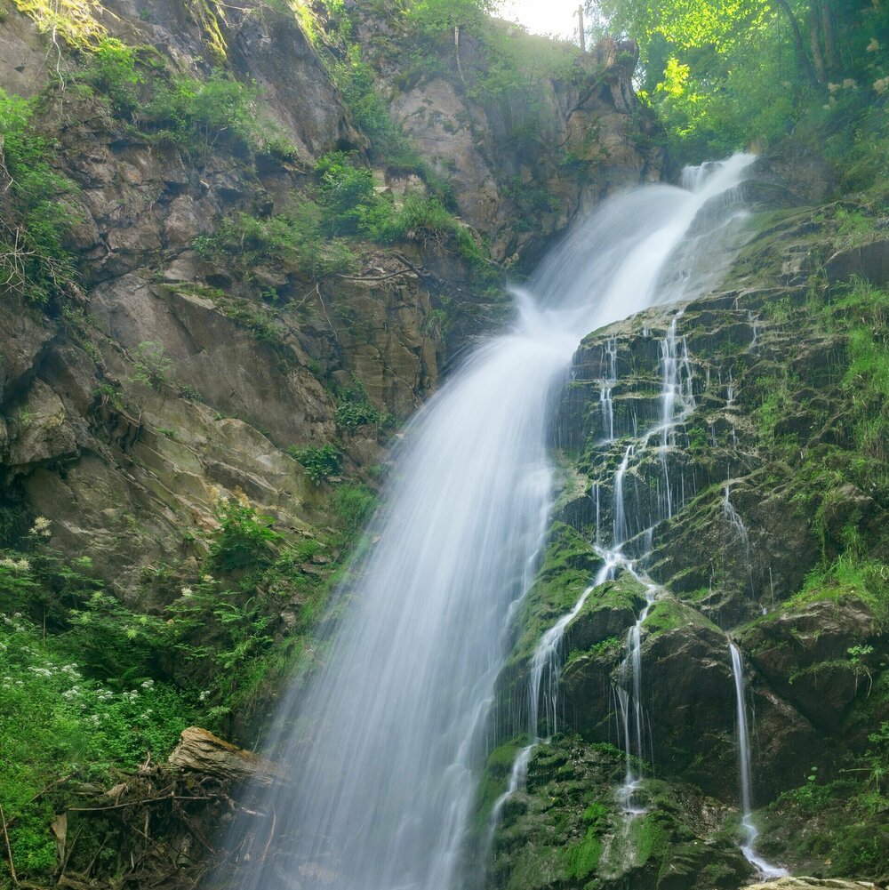 Daberer Wasserfall Der erfrischende Daberer Wasserfall in Schlaiten im felsigen Gelände an einem schönen Tag.