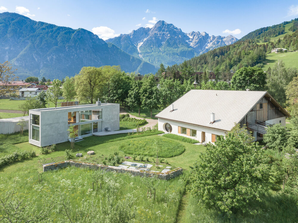 Iselhof in Lienz Außenansicht des Iselhof in Lienz mit großem Garten und im Hintergrund die Lienzer Dolomiten.