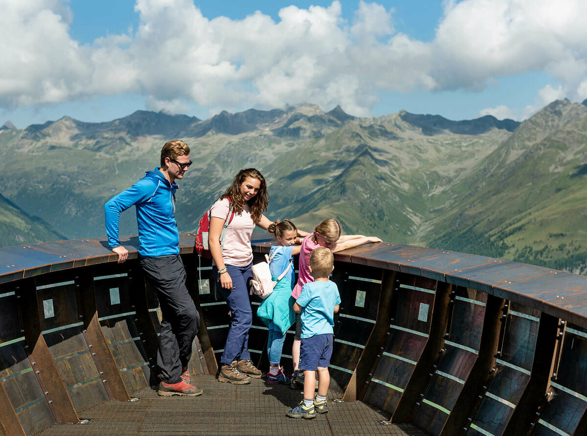 Wassermythos Ochsenlacke St. Jakob Brunnalm Eine Familie genießt den Ausblick beim Wassermythos Ochsenlacke St. Jakob Brunnalm