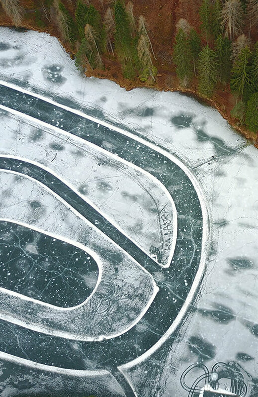 Eislaufplatz Tristachersee Eislaufplatz Tristachersee aus der Vogelperspektive mit präparierten Spuren.