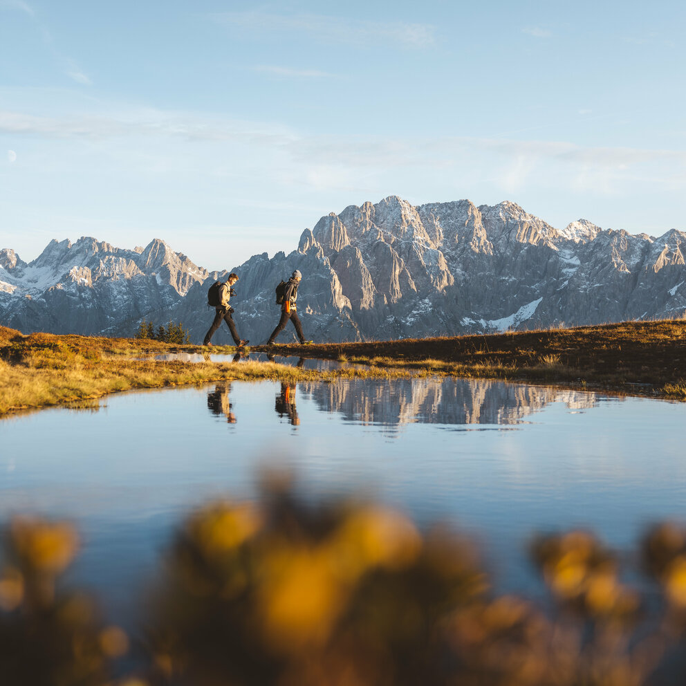 Bergsee am Hochstein Zwei Personen spazieren am Bergsee am Hochstein bei traumhaftem Wetter mit Bergkulisse.