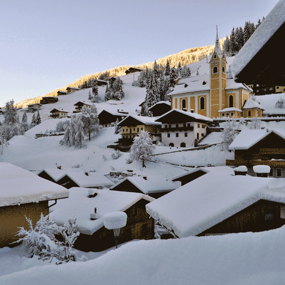 Ausservillgraten Ausservillgraten mit schneebedeckten Dächern und der Kirche im Winter.