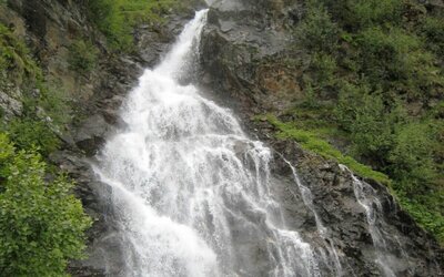 Glauritwasserfall Der Glauritwasserfall in Hopfgarten i. D., der sich seinen Weg durch die grünen Hänge gebahnt hat.