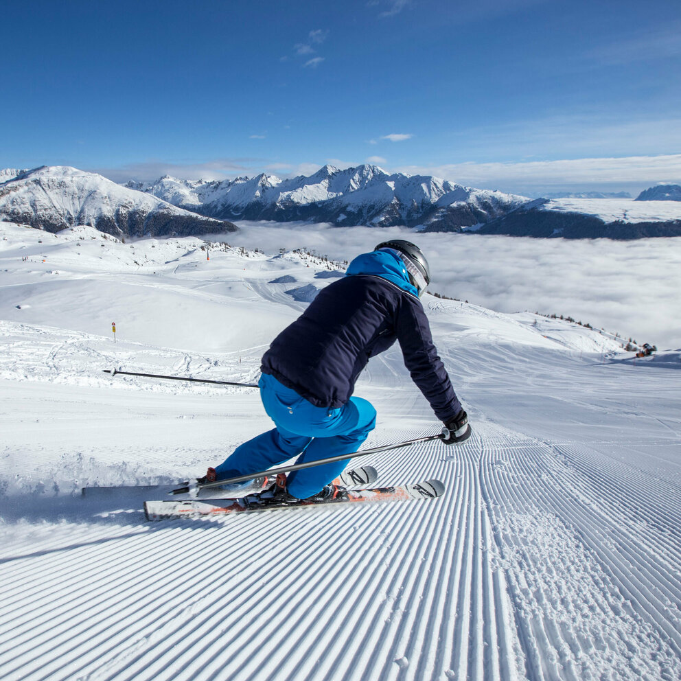 Skifahrer Skizentrum Sillian Hochpustertal Skifahrer bei seinen Schwüngen im Skizentrum Sillian Hochpustertal