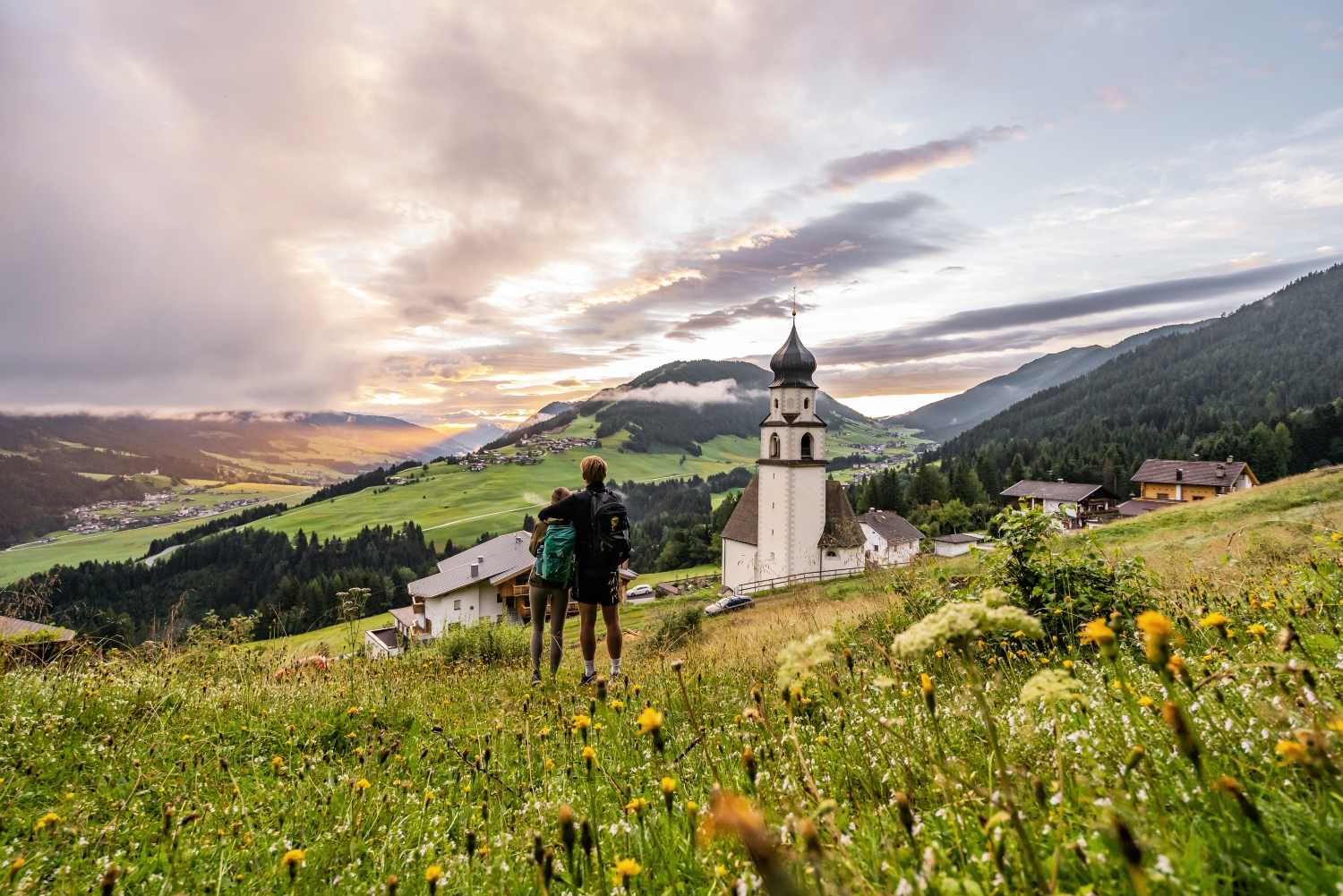 Wanderschuhe an, Alltag aus: Allein in Österreich gibt es mehr als 50.000 ausgewiesene Wanderkilometer. Circa 65 Gehstunden davon marschieren Bergliebhaber auf dem Fernwanderweg „Hoch und Heilig“. Etappe 4 - Hollbruck Kirche